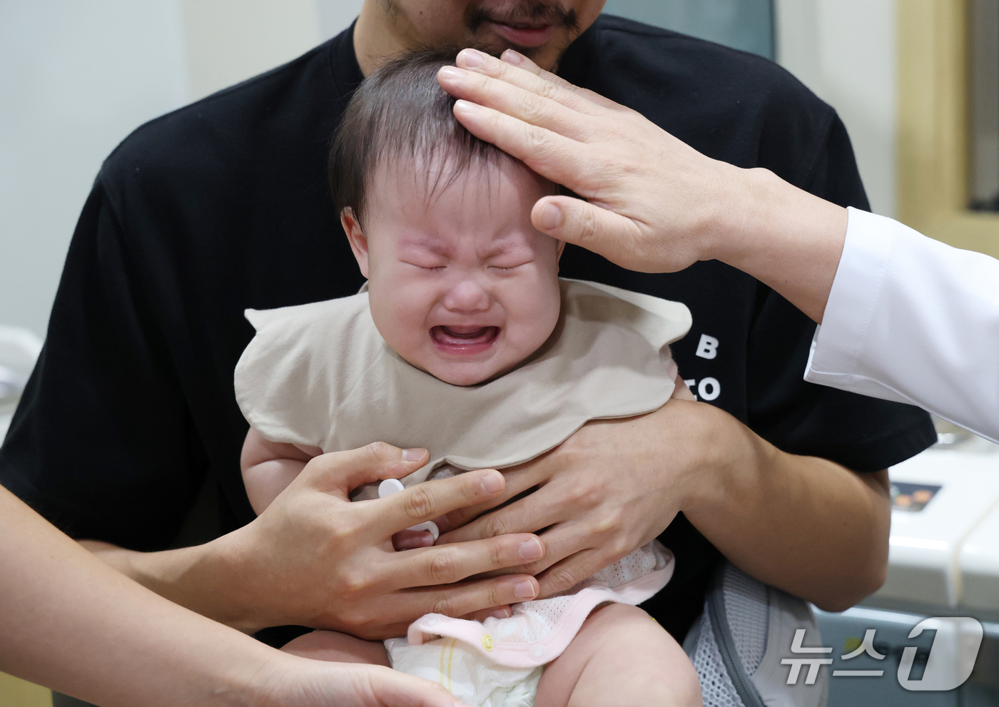 (수원=뉴스1) 김영운 기자 = 2026~2027절기 인플루엔자(독감) 국가예방접종이 시작된 21일 경기 수원시 팔달구의 한 소아과에서 아이가 독감 예방접종을 받고 있다.이날부터 …