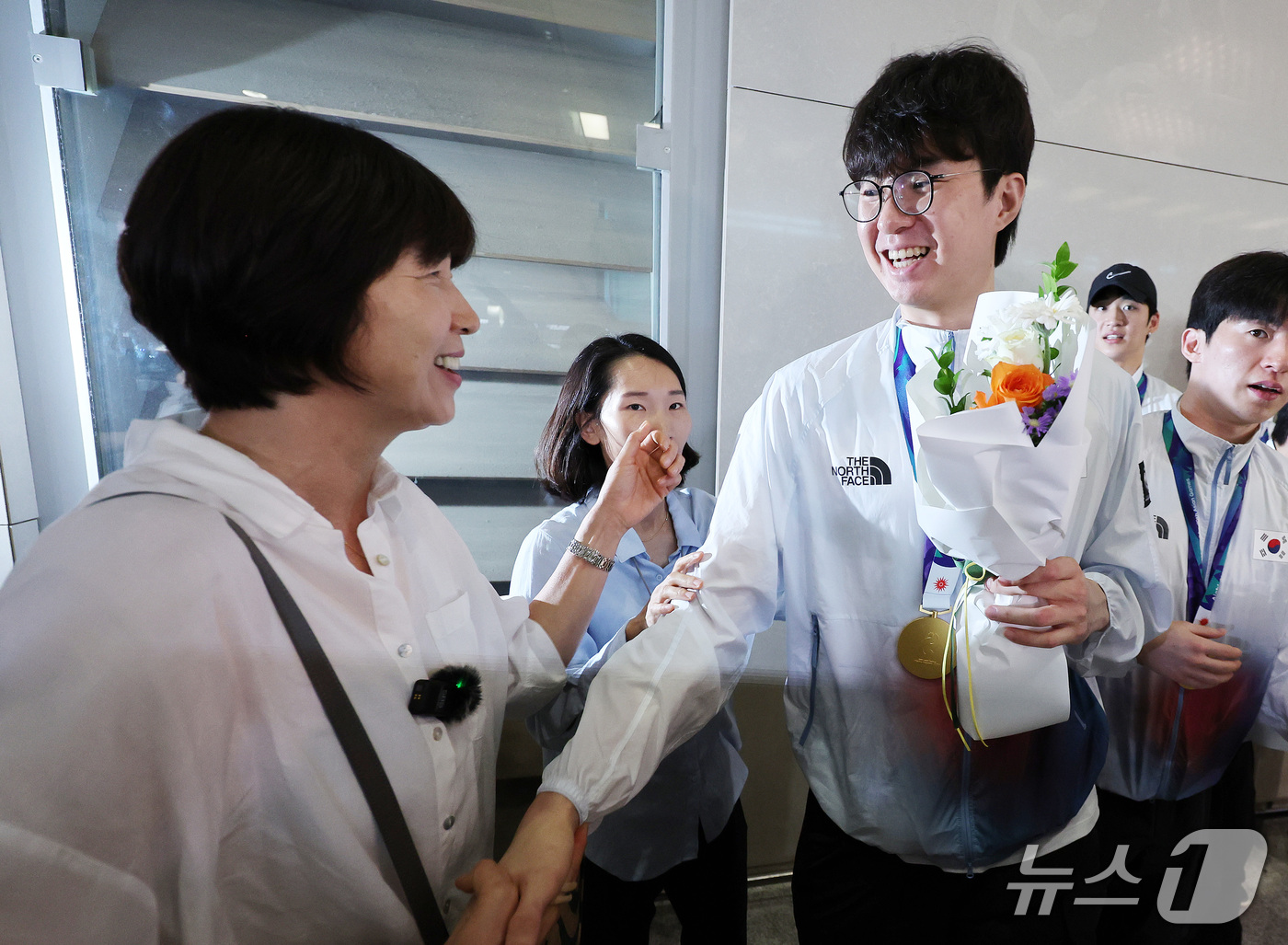 (인천공항=뉴스1) 박지혜 기자 = 2026 나고야 아시안게임에서 금메달을 차지한 대한민국 농구대표팀 이현중이 21일 인천국제공항 제2여객터미널을 통해 귀국해 마중 나온 어머니 성 …