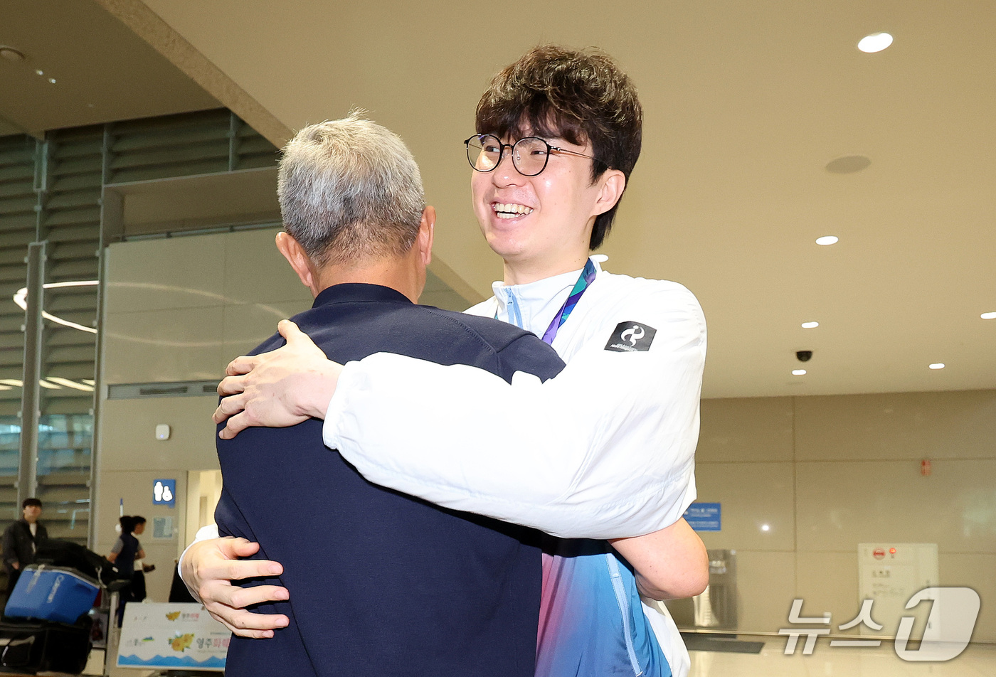 (인천공항=뉴스1) 박지혜 기자 = 12년 만에 아시안게임 금메달을 차지한 대한민국 남자 농구대표팀 이현중이 21일 인천국제공항 제2여객터미널을 통해 귀국해 마중 나온 아버지 이윤 …