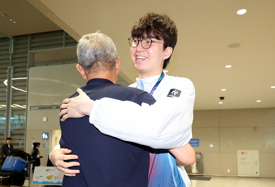 이현중 '아빠와 뜨거운 포옹'