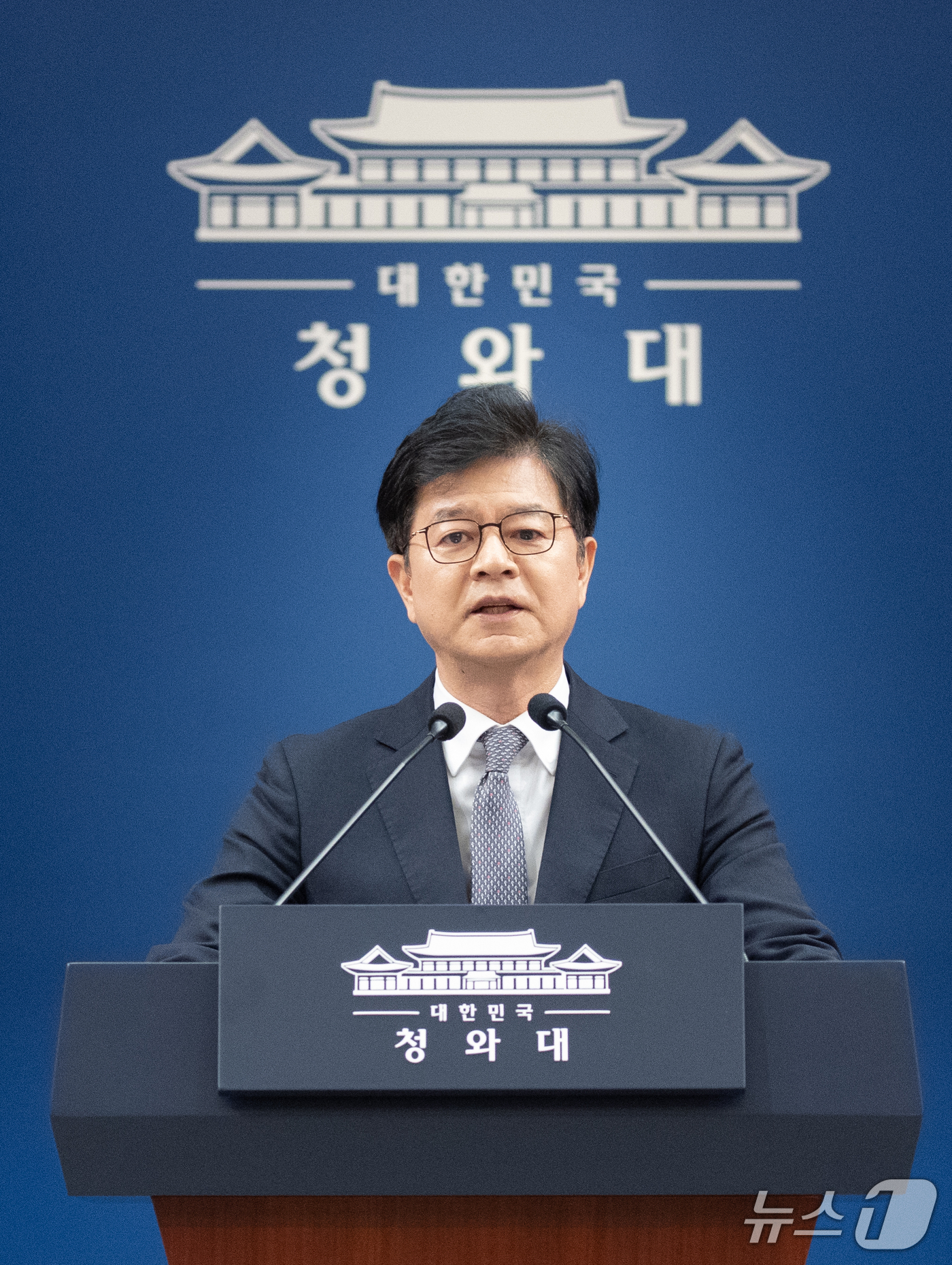 (서울=뉴스1) 이재명 기자 = 성기홍 홍보소통수석이 21일 청와대 춘추관에서 현안 관련 브리핑을 하고 있다. 2026.9.21/뉴스1