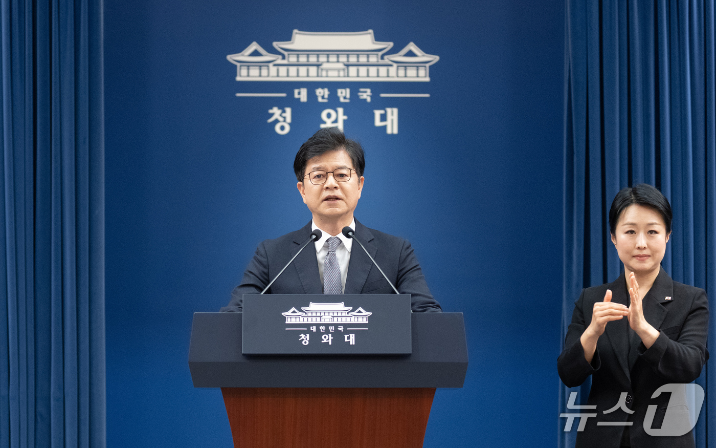 (서울=뉴스1) 이재명 기자 = 성기홍 홍보소통수석이 21일 청와대 춘추관에서 현안 관련 브리핑을 하고 있다. 2026.9.21/뉴스1