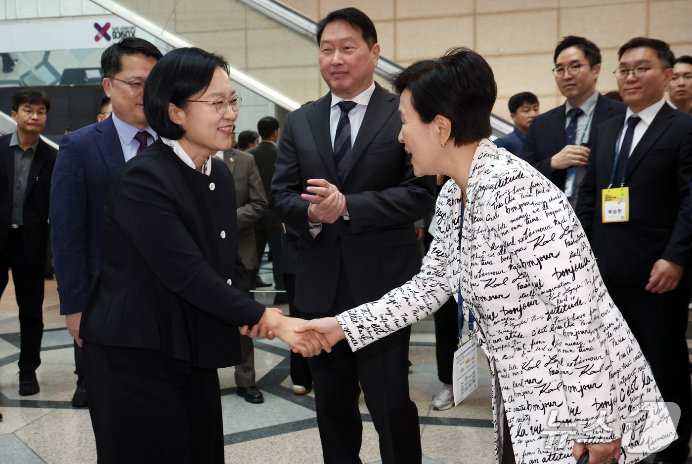 (서울=뉴스1) 김명섭 기자 = 한성숙 국무총리와 강금실 월드푸드테크협회 조직위원장이 21일 서울 강남구 코엑스에서 열린 제3회 대한민국 사회적 가치 페스타 개막식에서 인사를 하고 …