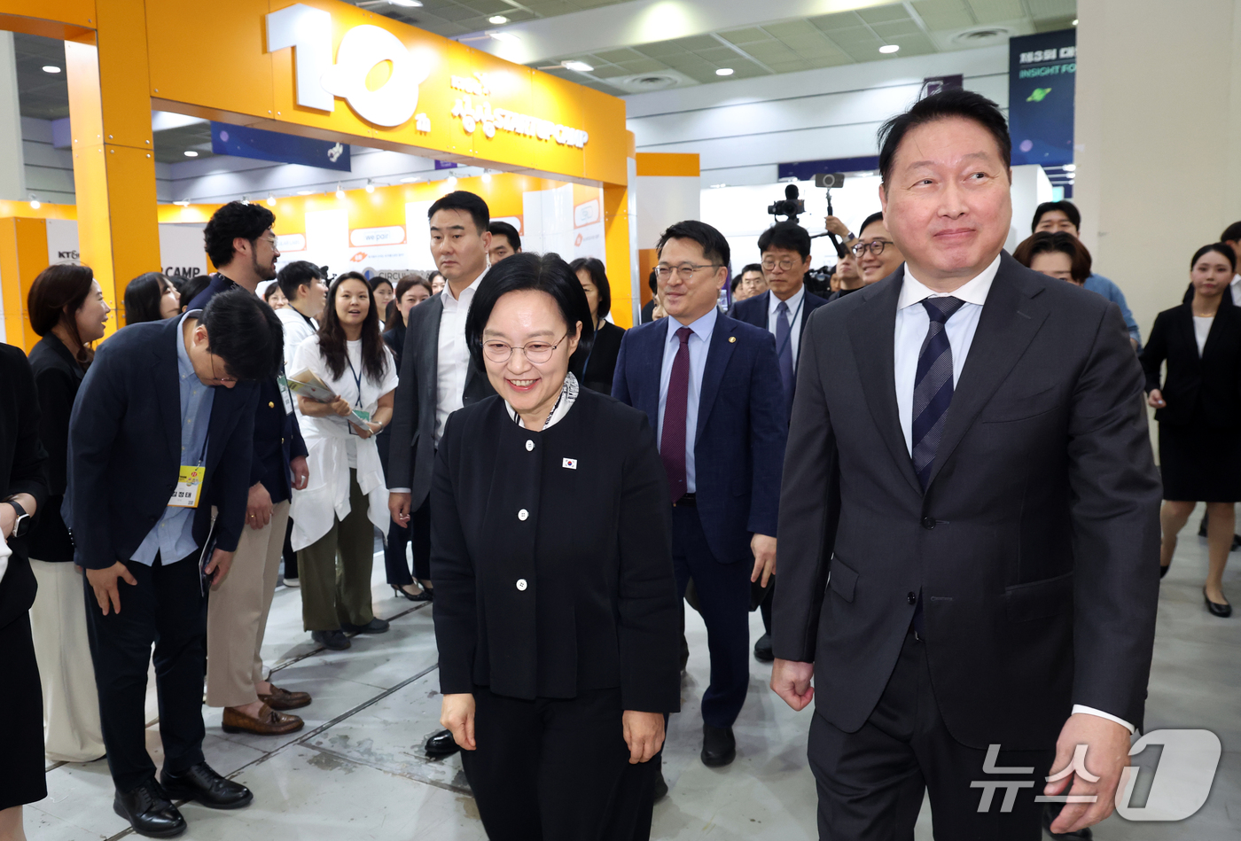 (서울=뉴스1) 김명섭 기자 = 한성숙 국무총리와 최태원 대한상공회의소 회장이 21일 서울 강남구 코엑스에서 열린 제3회 대한민국 사회적 가치 페스타 개막식에서 전시장을 순람하고 …