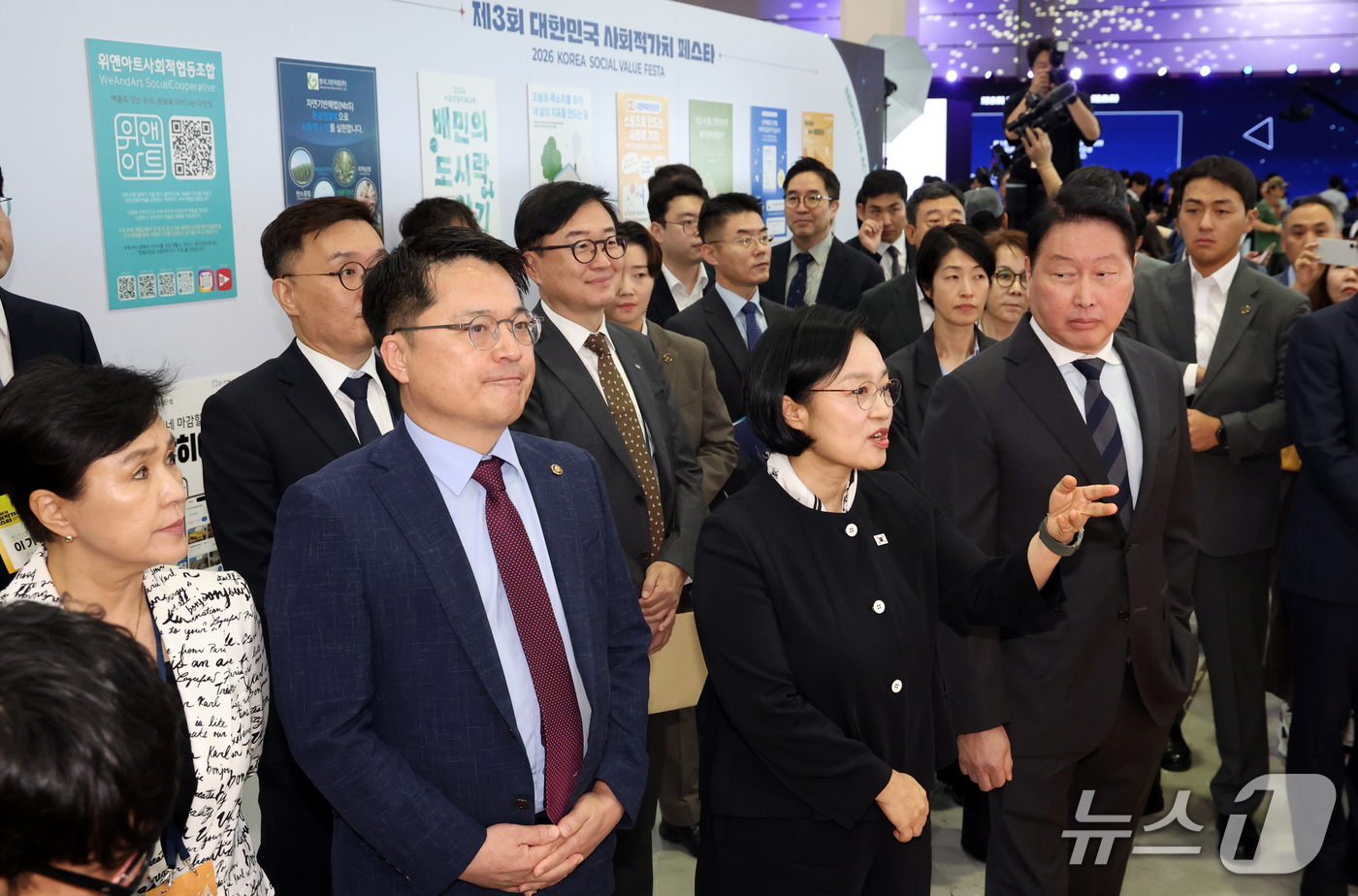 (서울=뉴스1) 김명섭 기자 = 한성숙 국무총리와 최태원 대한상공회의소 회장이 21일 서울 강남구 코엑스에서 열린 제3회 대한민국 사회적 가치 페스타 개막식에서 전시장을 순람하고 …