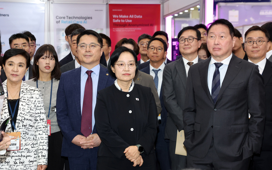 韓총리 "수출·GDP 좋아져도 상인은 '더 나빠졌다'…해법 고민해야"