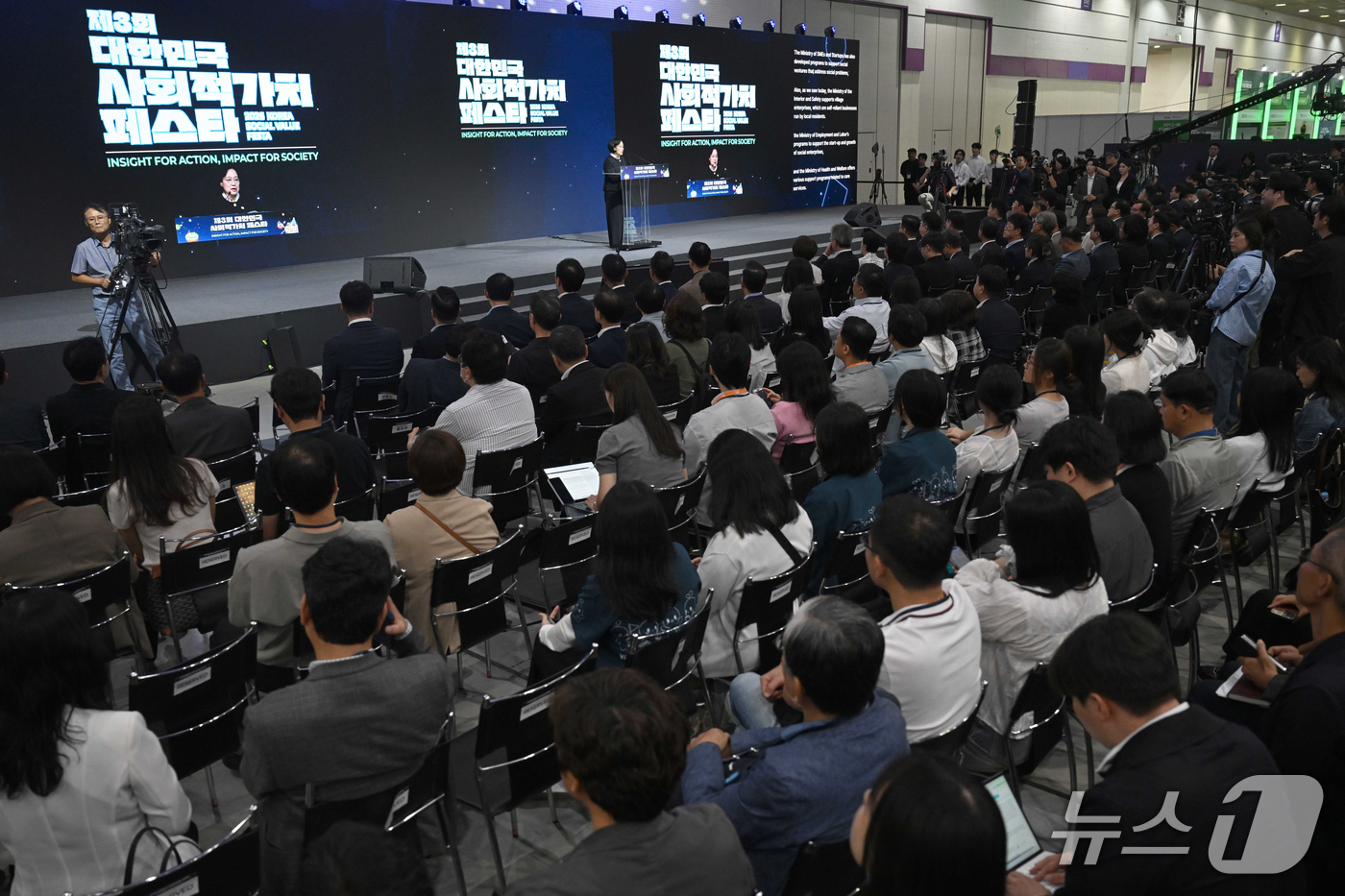 (서울=뉴스1) 김명섭 기자 = 한성숙 국무총리가 21일 서울 강남구 코엑스에서 열린 제3회 대한민국 사회적 가치 페스타 개막식에서 축사를 하고 있다. 올해 페스타의 핵심 의제는 …