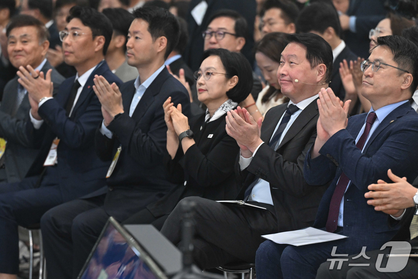 (서울=뉴스1) 김명섭 기자 = 한성숙 국무총리와 최태원 대한상공회의소 회장이 21일 서울 강남구 코엑스에서 열린 제3회 대한민국 사회적 가치 페스타 개막식에서 손뼉을 치고 있다. …