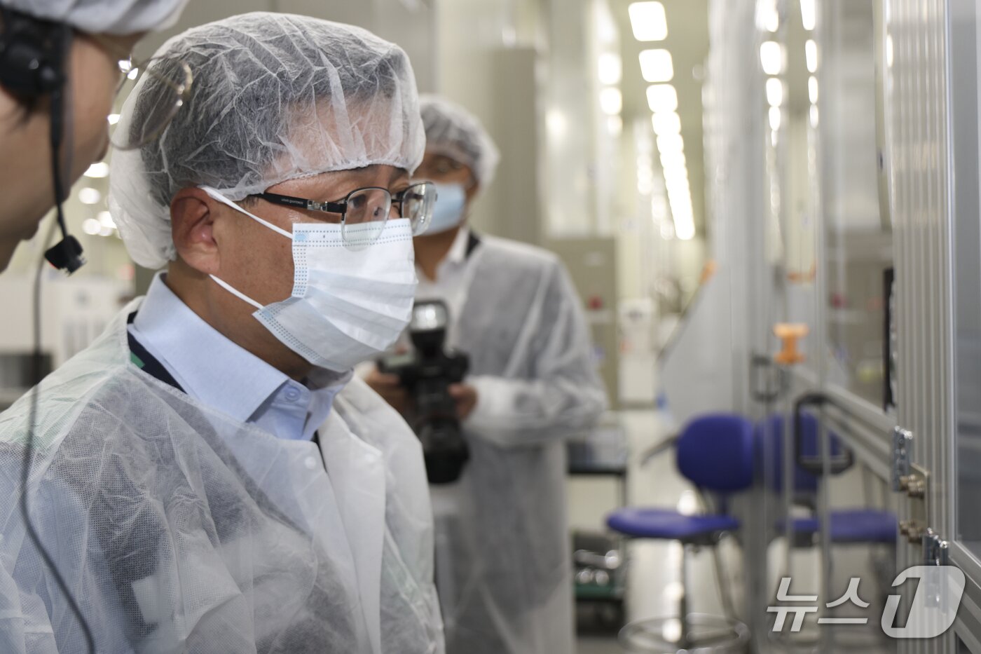 본문 이미지 - 김성환 기후에너지환경부 장관이  대전 유성구 태양광기업공동활용연구센터를 방문, 태양광 초격차 기술개발 현장을 살피고 있다. (기후에너지환경부 제공. 재판매 및 DB 금지) 2026.9.21 ⓒ 뉴스1