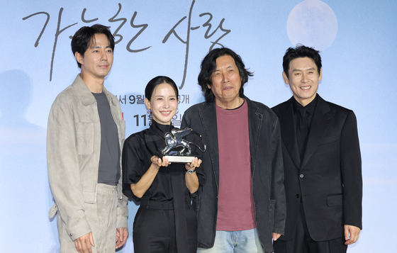 은사자상 들고 포즈 취하는 '가능한 사랑' 주역들