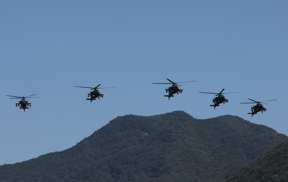 편대 비행 선보이는 AH-64E