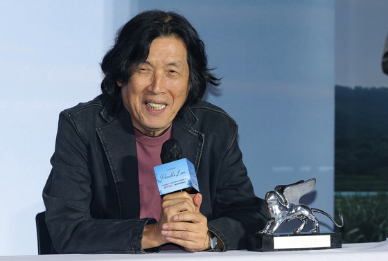 은사자상 수상 소감 말하는 이창동 감독