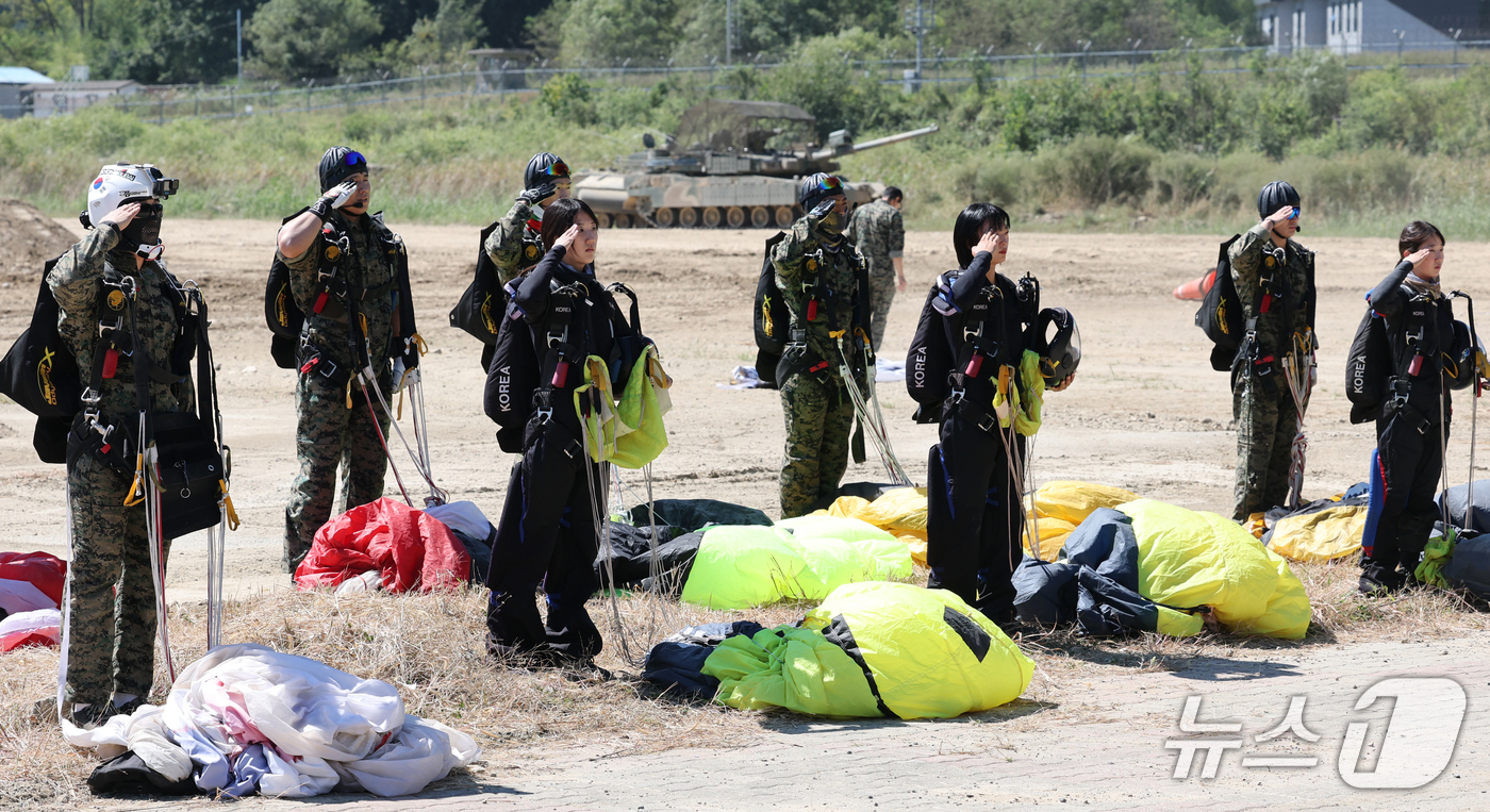 (계룡=뉴스1) 김기태 기자 = 21일 충남 계룡대 활주로에서 열린 2026 지상군페스티벌 현장 공개에서 특전사들이 고공강하 훈련을 마치고 거수경례하고 있다. 2026.9.21/뉴 …