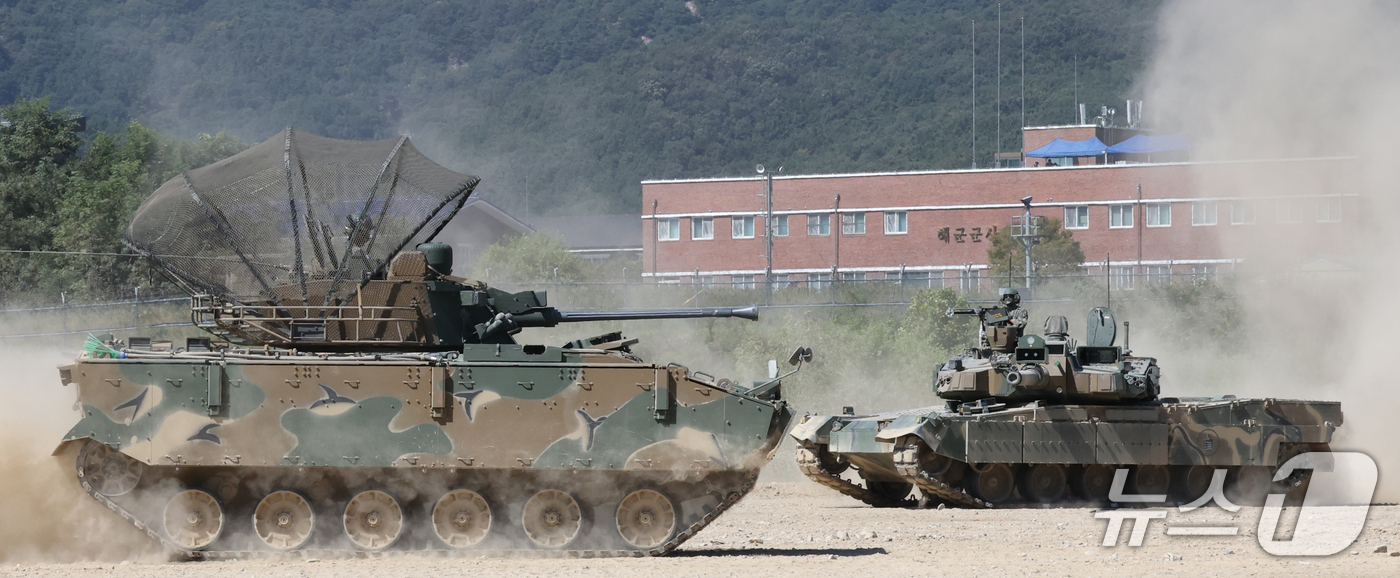 (계룡=뉴스1) 김기태 기자 = 21일 충남 계룡대 활주로에서 열린 2026 지상군페스티벌 현장 공개에서 K2전차, K21 보병전투장갑차가 전투시현을 하고 있다. 2026.9.21 …