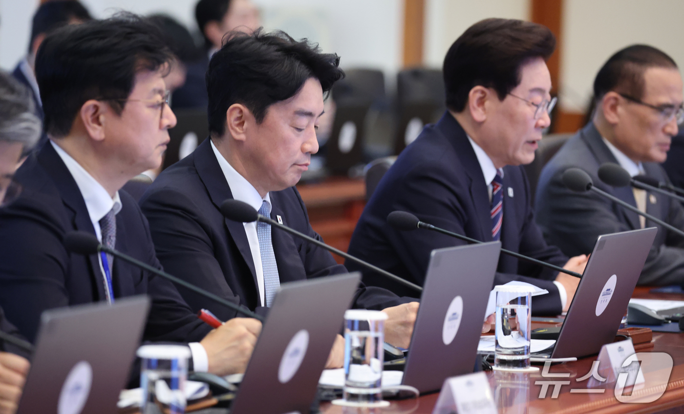 (서울=뉴스1) 이재명 기자 = 강훈식 비서실장이 21일 청와대에서 열린 수석보좌관회의에 참석해 있다.이날 강 비서실장은 사의를 표명했다. 2기 개각 장관 2명이 낙마하는 등 인사 …