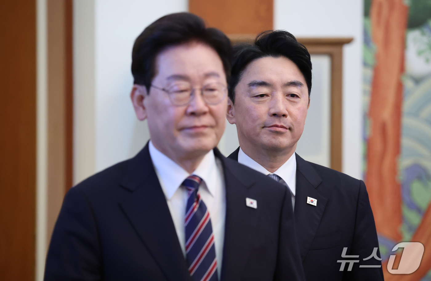 (서울=뉴스1) 이재명 기자 = 강훈식 비서실장이 21일 청와대에서 열린 수석보좌관회의에 참석하고 있다.이날 강 비서실장은 사의를 표명했다. 2기 개각 장관 2명이 낙마하는 등 인 …