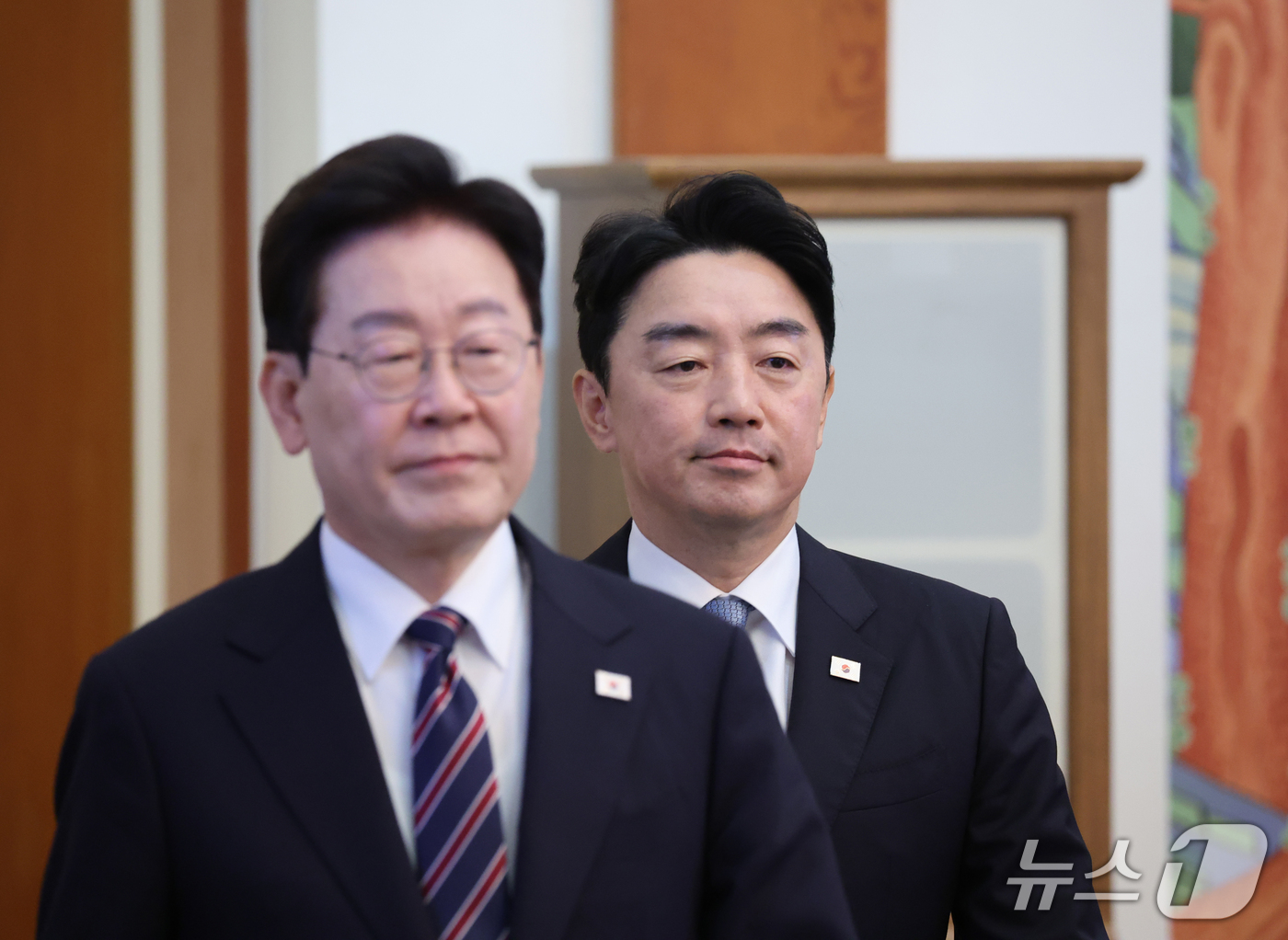 (서울=뉴스1) 이재명 기자 = 강훈식 비서실장이 21일 청와대에서 열린 수석보좌관회의에 참석하고 있다.이날 강 비서실장은 사의를 표명했다. 2기 개각 장관 2명이 낙마하는 등 인 …