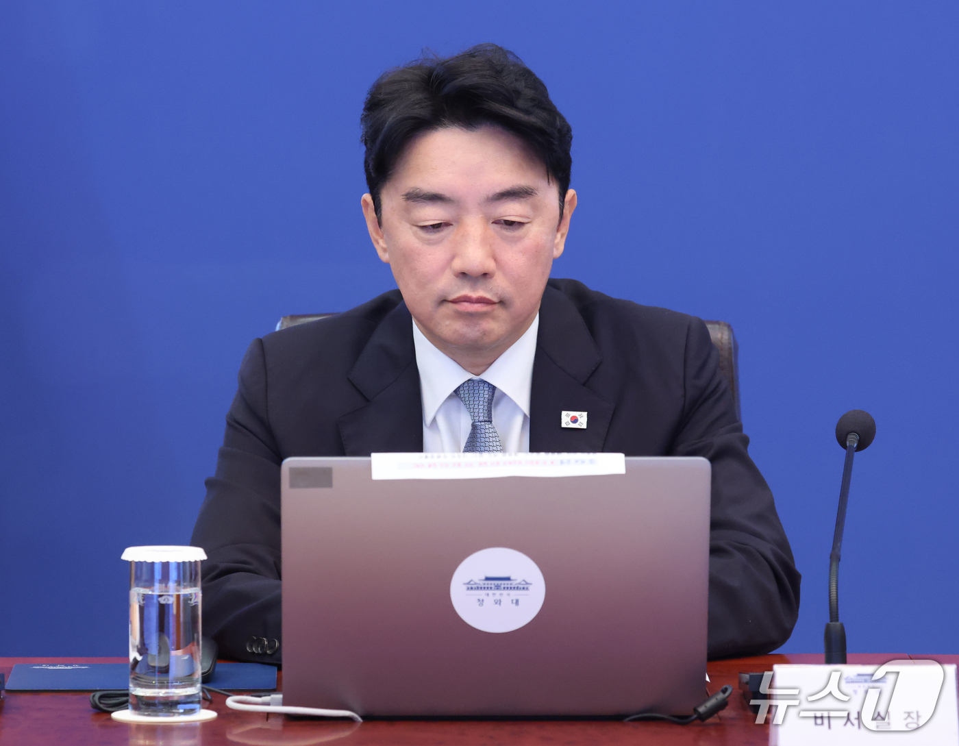 (서울=뉴스1) 이재명 기자 = 강훈식 비서실장이 21일 청와대에서 열린 수석보좌관회의에 참석해 있다.이날 강 비서실장은 사의를 표명했다. 2기 개각 장관 2명이 낙마하는 등 인사 …