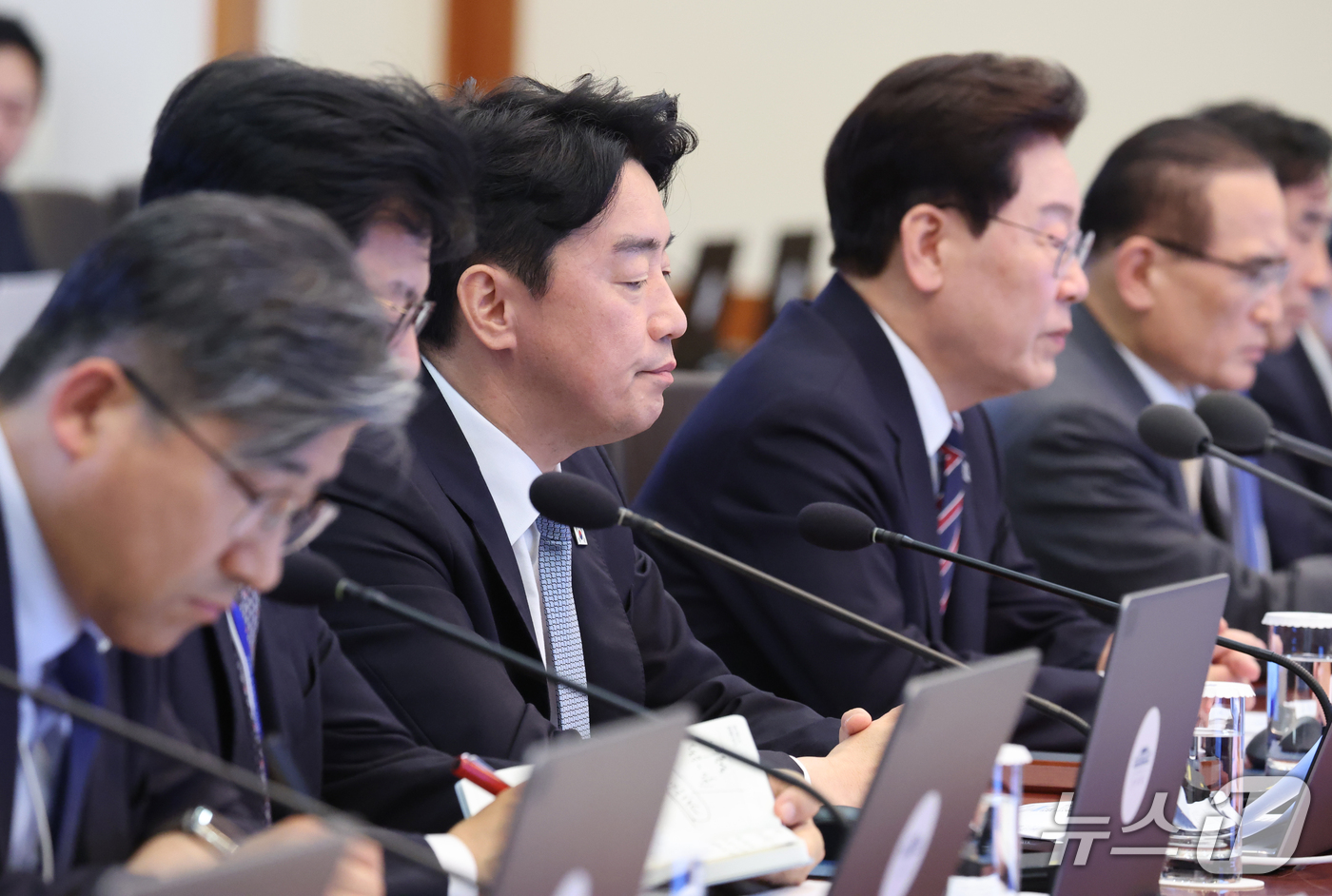 (서울=뉴스1) 이재명 기자 = 강훈식 비서실장이 21일 청와대에서 열린 수석 보좌관 회의에 참석해 있다.이날 강 비서실장은 사의를 표명했다. 2기 개각 장관 2명이 낙마하는 등 …