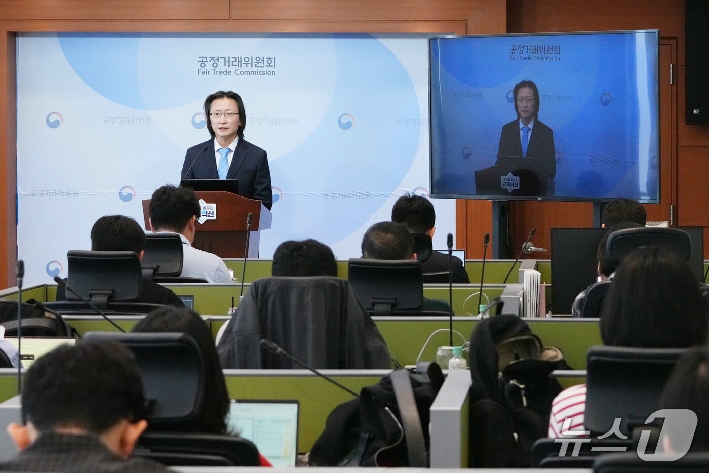 본문 이미지 - 21일 주병기 공정거래위원장이 정부세종청사에서 취임 1주년 기자간담회를 열고 취재진의 질문에 답하고 있다. (공정거래위원회 제공)