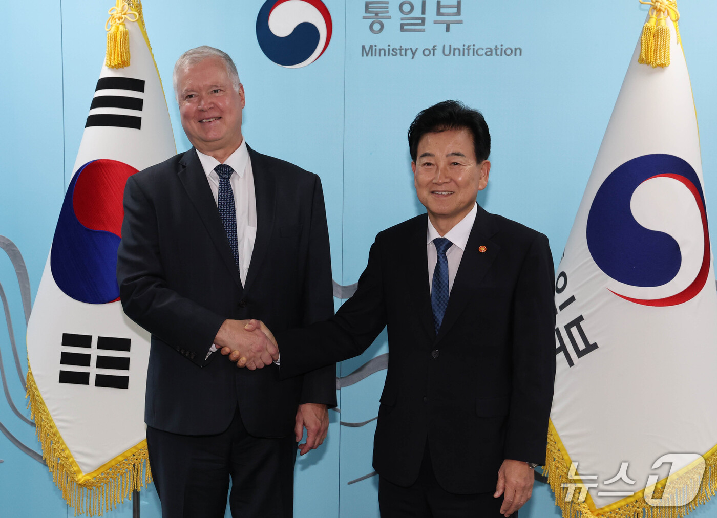 (서울=뉴스1) 이종덕 기자 = 정동영 통일부 장관이 21일 서울 종로구 정부서울청사에서 스티브 비건 전 미국 국무부 부장관과 악수하고 있다. 2026.9.21/뉴스1