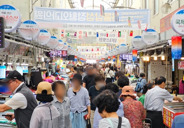 추석 앞두고 북적이는 마산어시장…고객들 "비싸졌네요" 멈칫멈칫