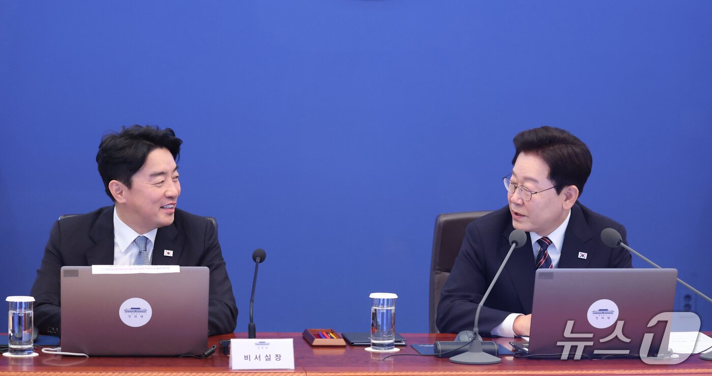 본문 이미지 - 이재명 대통령이 21일 청와대에서 열린 수석보좌관회의에서 발언하고 있다. 왼쪽은 이날 오전 사의를 표명한 강훈식 비서실장. 2026.9.21 ⓒ 뉴스1 이재명 기자