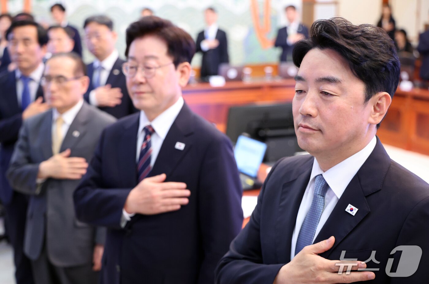 본문 이미지 - 사의를 표명한 강훈식 비서실장이 21일 청와대에서 열린 수석 보좌관 회의에서 국민의례를 하고 있다. 2026.9.21 ⓒ 뉴스1 이재명 기자