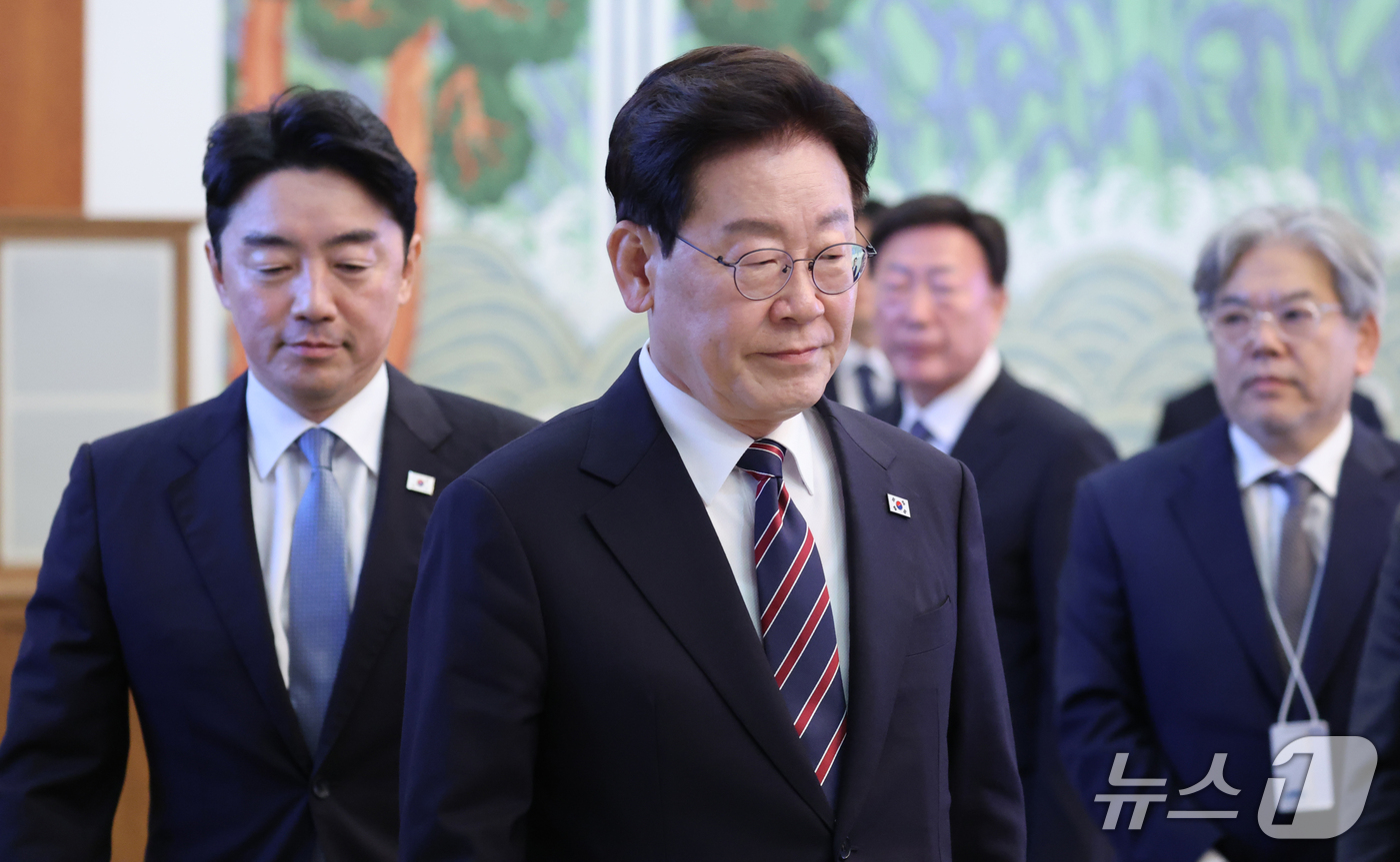 (서울=뉴스1) 이재명 기자 = 이재명 대통령이 21일 청와대에서 열린 수석보좌관회의에서 참석하고 있다. 왼쪽은 이날 오전 사의를 표명한 강훈식 비서실장. 2026.9.21/뉴스1 …