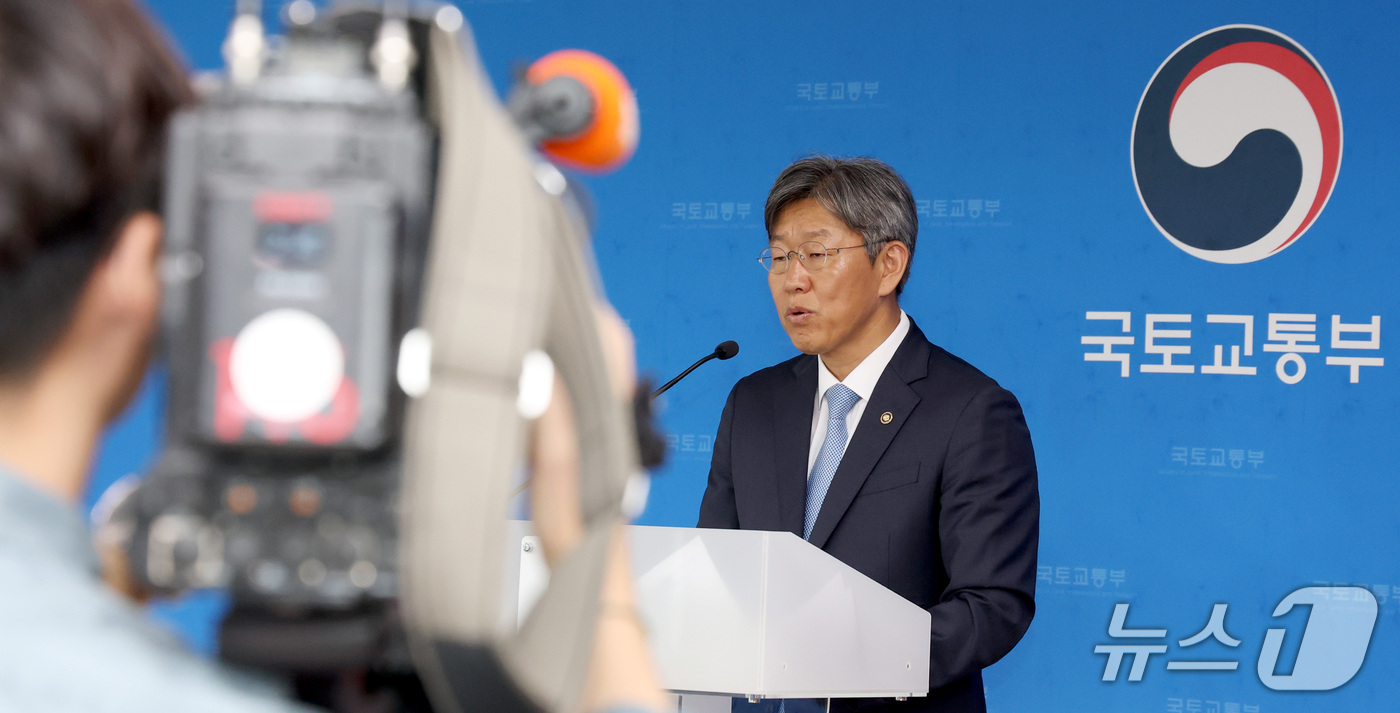 (세종=뉴스1) 김기남 기자 = 김이탁 국토교통부 1차관이 21일 세종시 정부세종청사에서 '두텁고 촘촘한 주거복지 실현을 위한 주거안정플랜' 내용을 발표하고 있다.2026.9.21 …