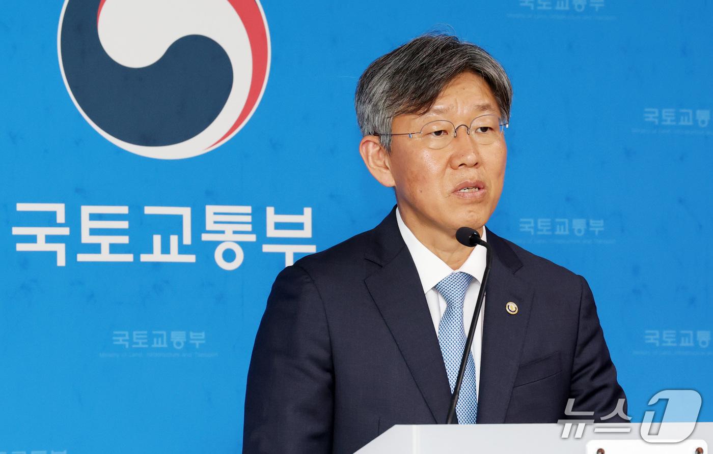 (세종=뉴스1) 김기남 기자 = 김이탁 국토교통부 1차관이 21일 세종시 정부세종청사에서 '두텁고 촘촘한 주거복지 실현을 위한 주거안정플랜' 내용을 발표하고 있다.2026.9.21 …