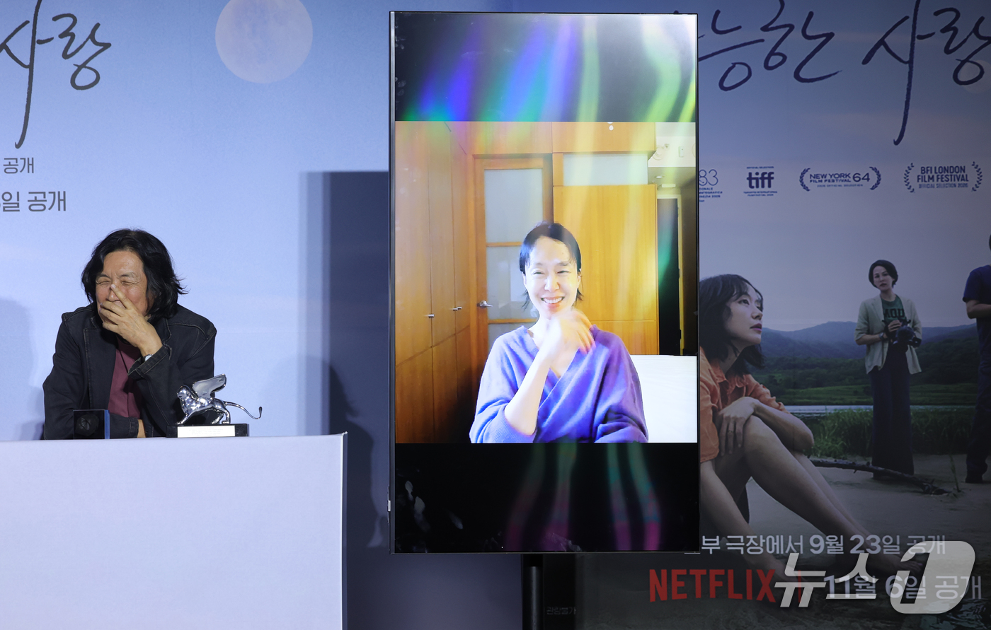 (서울=뉴스1) 권현진 기자 = 이창동 감독이 21일 서울 용산구 CGV용산아이파크몰에서 열린 넷플릭스 영화 ‘가능한 사랑’ 기자간담회에 참석해 전도연 발언에 미소를 짓고 있다.‘ …