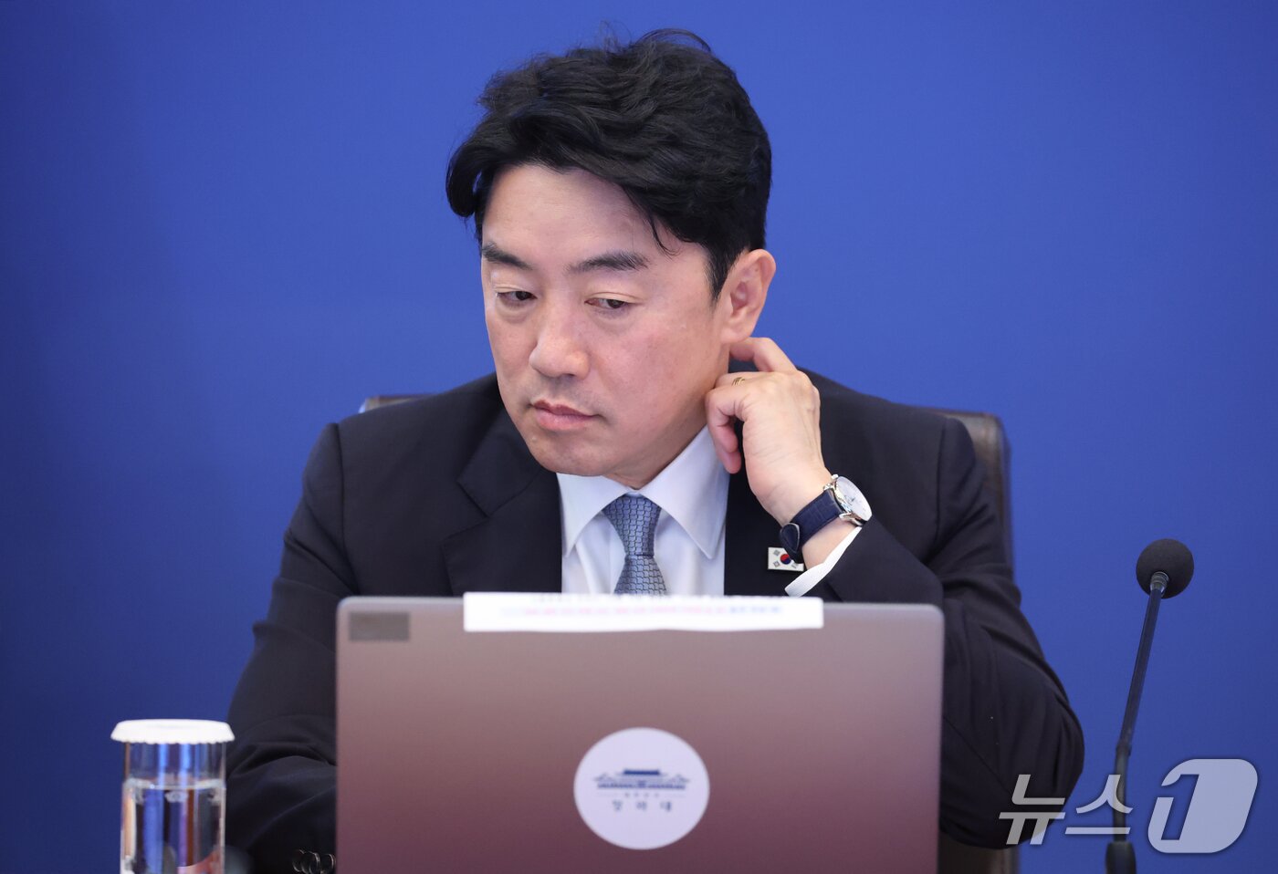 본문 이미지 - 사의를 표명한 강훈식 비서실장이 21일 청와대에서 열린 수석보좌관회의에 참석해 있다. 2026.9.21 ⓒ 뉴스1 이재명 기자