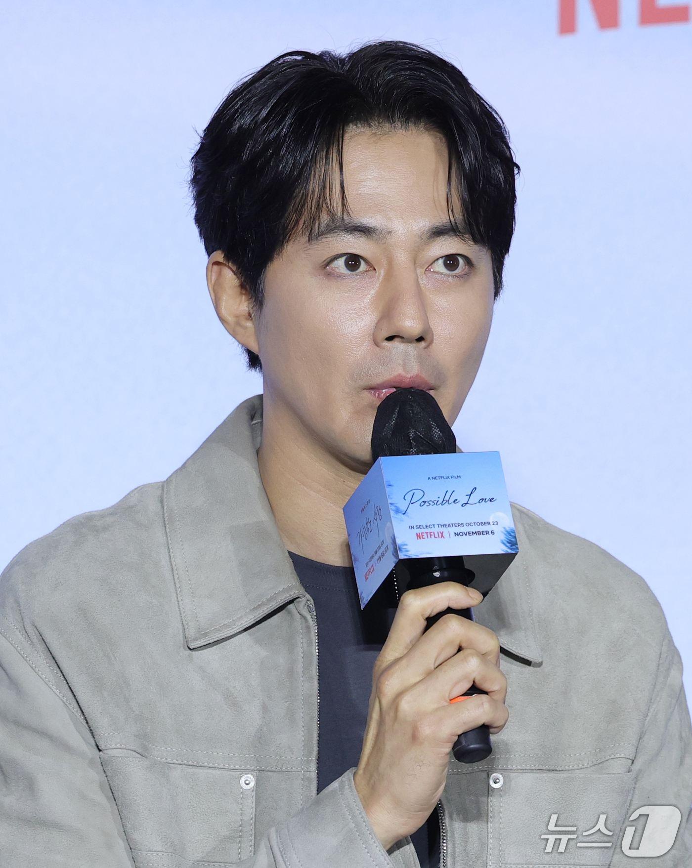 (서울=뉴스1) 권현진 기자 = 배우 조인성이 21일 서울 용산구 CGV용산아이파크몰에서 열린 넷플릭스 영화 ‘가능한 사랑’ 기자간담회에 참석해 인사말을 하고  있다.‘가능한 사랑 …