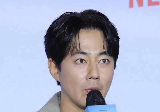 인사말 하는 조인성