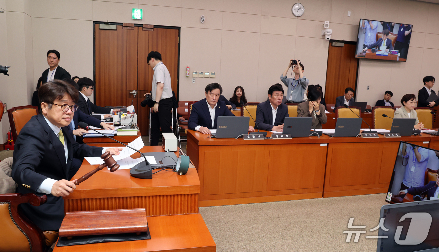 (서울=뉴스1) 황기선 기자 = 유의동 국토위원장이 21일 오후 서울 여의도 국회에서 열린 국토교통위원회 전체회의에서 의사봉을 두드리고 있다.국토교통위원회는 이날 홍지선 국토교통부 …