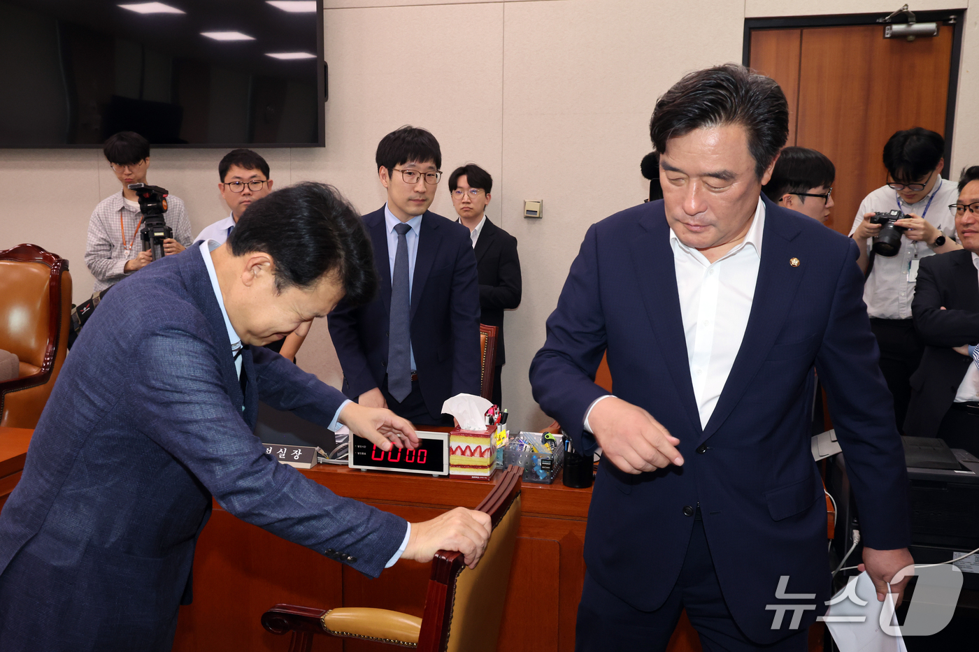 (서울=뉴스1) 황기선 기자 = 국회 국토위 복기왕 더불어민주당 간사와 정동만 국민의힘 간사가 21일 오후 서울 여의도 국회에서 열린 국토교통위원회 전체회의에서 산회 후 대화를 나 …