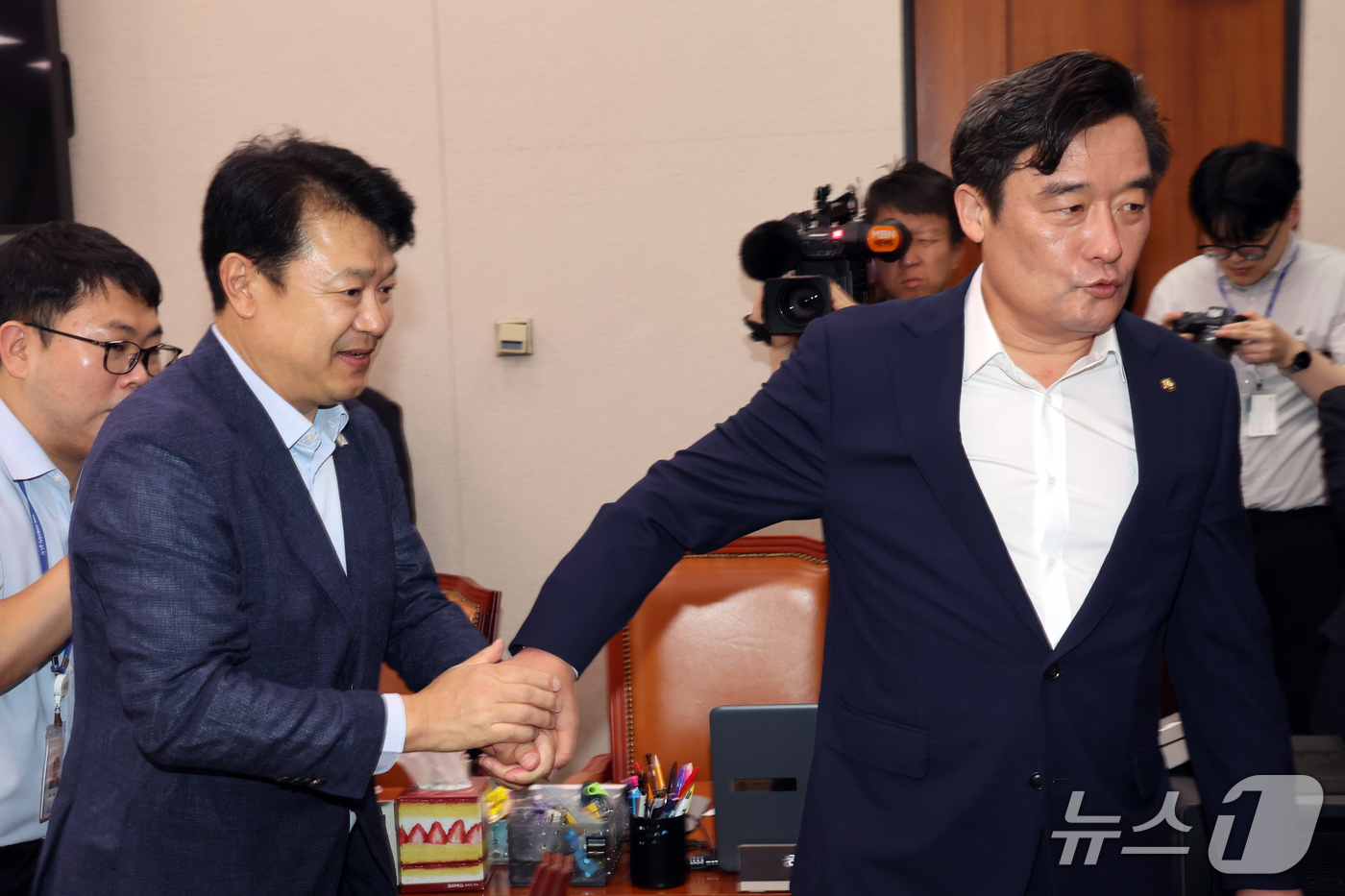 (서울=뉴스1) 황기선 기자 = 국회 국토위 복기왕 더불어민주당 간사와 정동만 국민의힘 간사가 21일 오후 서울 여의도 국회에서 열린 국토교통위원회 전체회의에서 산회 후 대화를 나 …