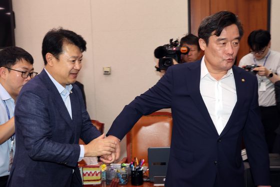 대화 나누는 與野 국토위 간사