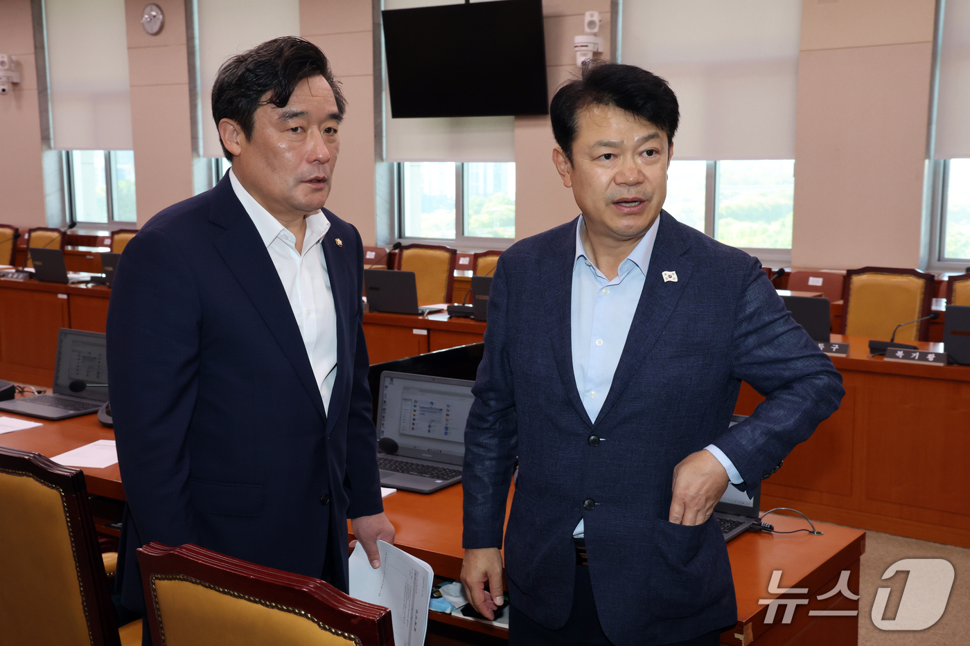 (서울=뉴스1) 황기선 기자 = 국회 국토위 복기왕 더불어민주당 간사(오른쪽)와 정동만 국민의힘 간사가 21일 오후 서울 여의도 국회에서 열린 국토교통위원회 전체회의에서 산회 후 …