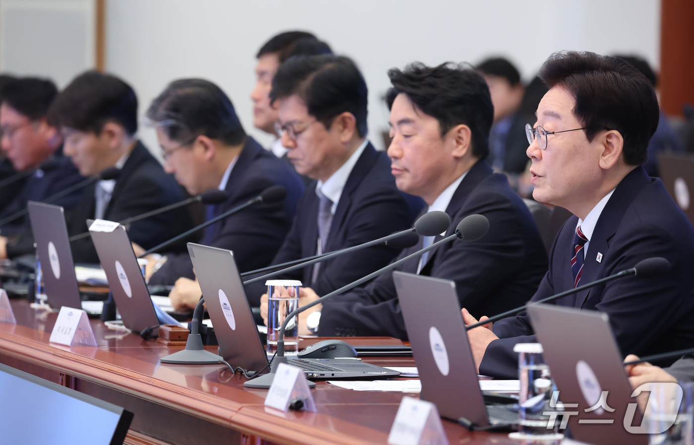 (서울=뉴스1) 이재명 기자 = 이재명 대통령이 21일 청와대에서 열린 수석보좌관회의에서 발언하고 있다. 왼쪽은 이날 오전 사의를 표명한 강훈식 비서실장. 2026.9.21/뉴스1 …