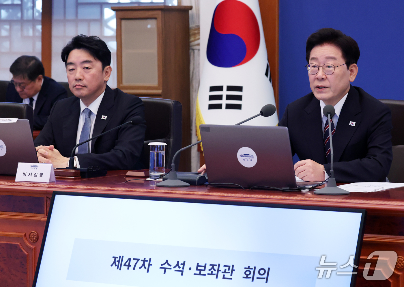 (서울=뉴스1) 이재명 기자 = 이재명 대통령이 21일 청와대에서 열린 수석보좌관회의에서 발언하고 있다. 왼쪽은 이날 오전 사의를 표명한 강훈식 비서실장. 2026.9.21/뉴스1 …