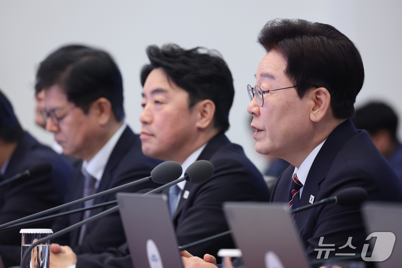(서울=뉴스1) 이재명 기자 = 이재명 대통령이 21일 청와대에서 열린 수석보좌관회의에서 발언하고 있다. 왼쪽은 이날 오전 사의를 표명한 강훈식 비서실장. 2026.9.21/뉴스1 …