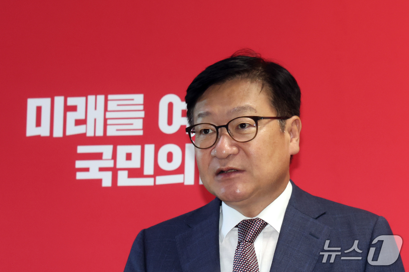 (서울=뉴스1) 황기선 기자 = 정점식 국민의힘 원내대표가 21일 오후 서울 여의도 국회에서 강훈식 대통령 비서실장 사의표명 관련 브리핑을 하고 있다.  2026.9.21/뉴스1