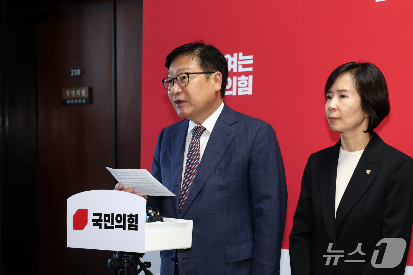 (서울=뉴스1) 황기선 기자 = 정점식 국민의힘 원내대표가 21일 오후 서울 여의도 국회에서 강훈식 대통령 비서실장 사의표명 관련 브리핑을 하고 있다.  2026.9.21/뉴스1