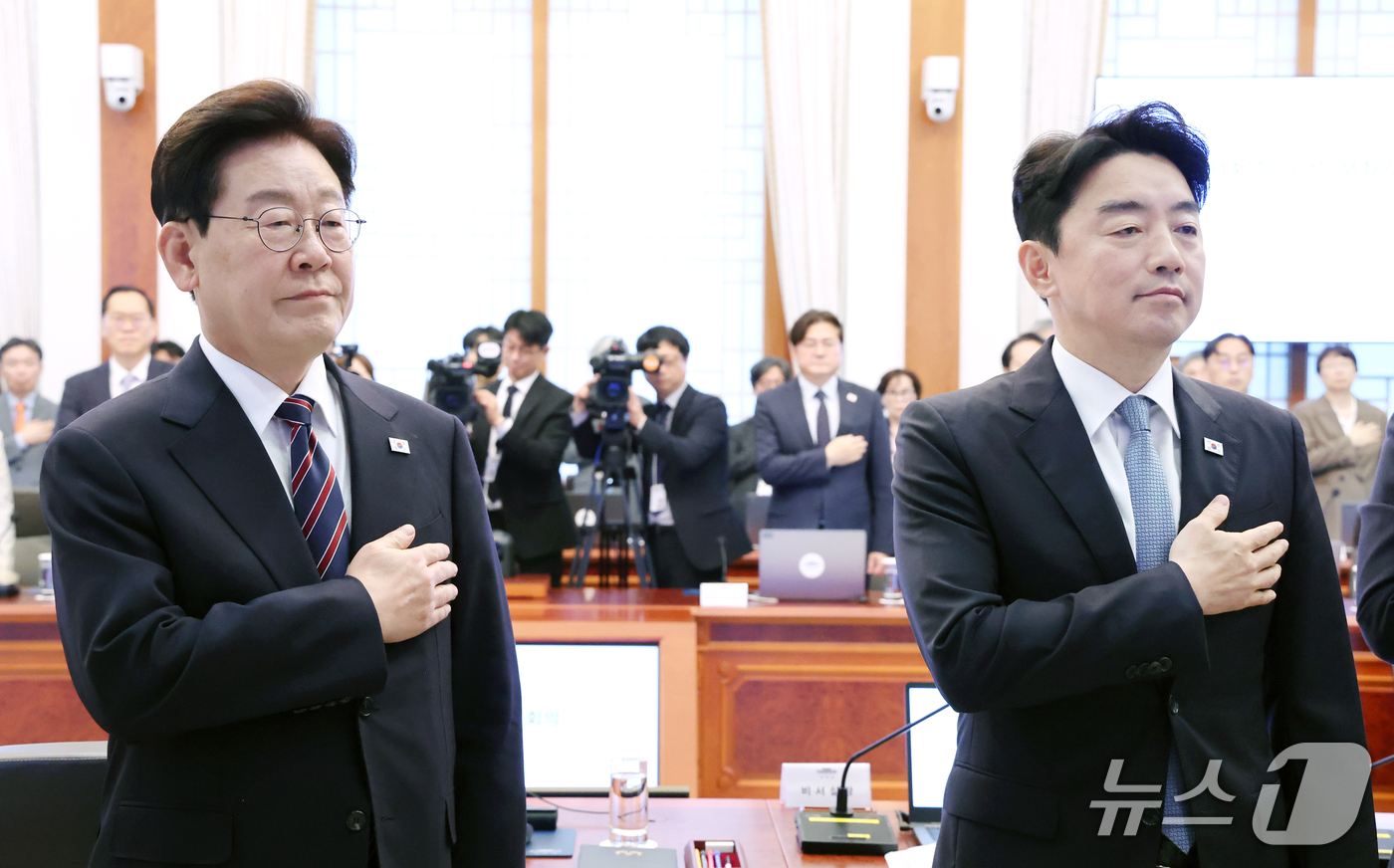 (서울=뉴스1) 이재명 기자 = 이재명 대통령이 21일 청와대에서 열린 수석보좌관회의에서 국민의례를 하고 있다. 오른쪽은 이날 사의를 표명한 강훈식 비서실장.  2026.9.21/ …