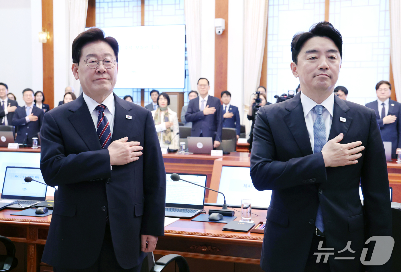 (서울=뉴스1) 이재명 기자 = 이재명 대통령이 21일 청와대에서 열린 수석보좌관회의에서 국민의례를 하고 있다. 오른쪽은 이날 사의를 표명한 강훈식 비서실장. 2026.9.21/뉴 …