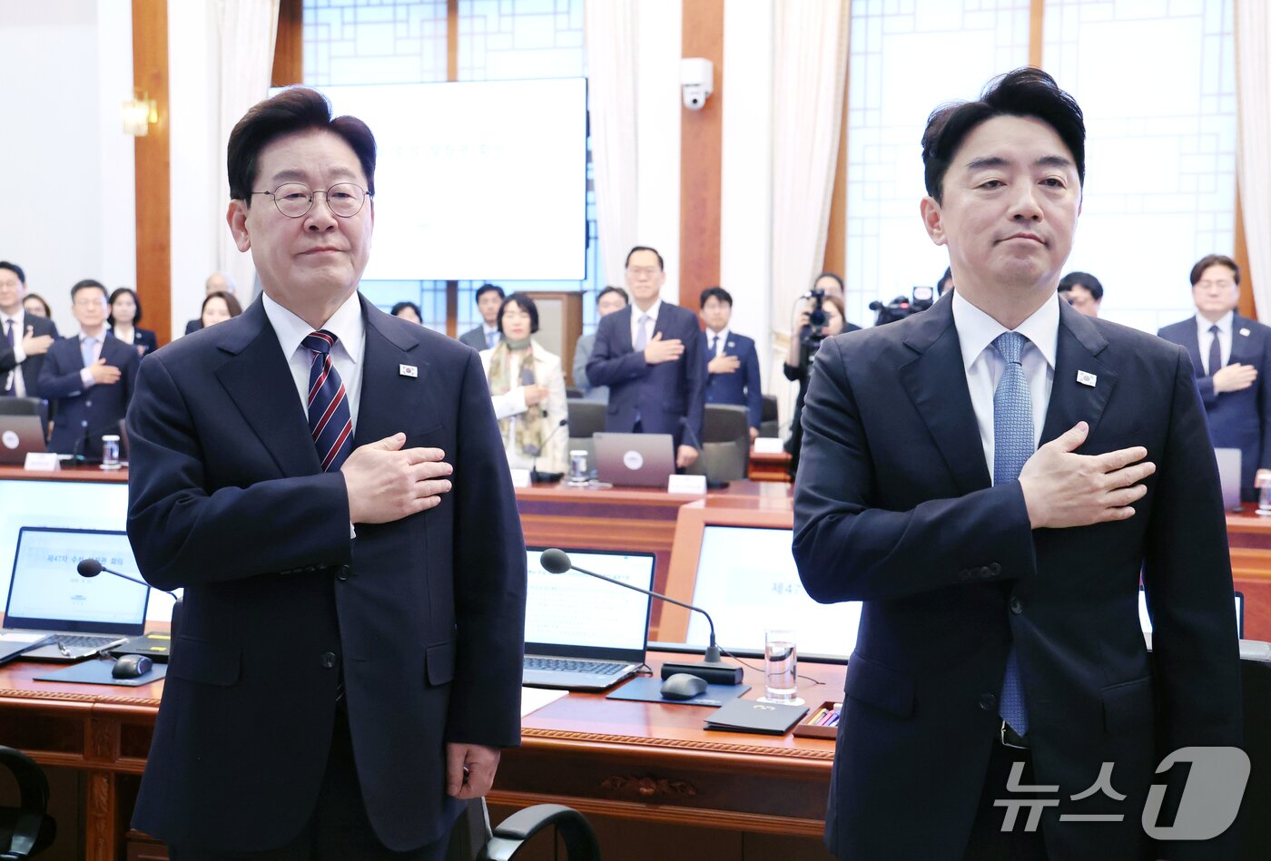 본문 이미지 - 이재명 대통령이 21일 청와대에서 열린 수석보좌관회의에서 국민의례를 하고 있다. 오른쪽은 이날 사의를 표명한 강훈식 비서실장. 2026.9.21 ⓒ 뉴스1 이재명 기자