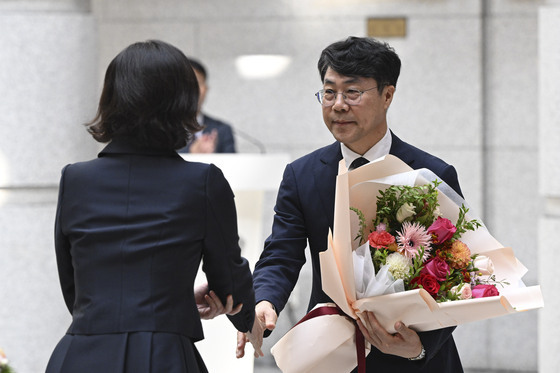 꽃다발 전달받는 김성수 신임 대법관
