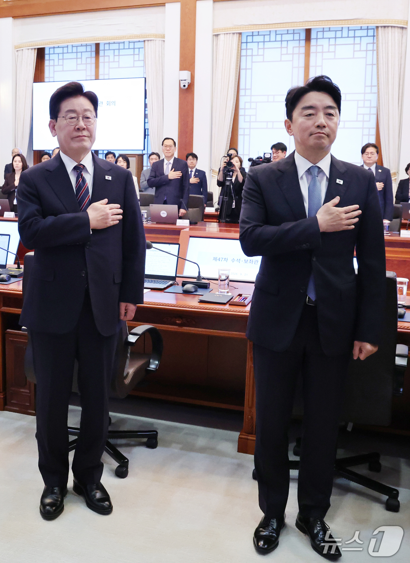 (서울=뉴스1) 이재명 기자 = 이재명 대통령이 21일 청와대에서 열린 수석보좌관회의에서 국민의례를 하고 있다. 오른쪽은 이날 사의를 표명한 강훈식 비서실장. 2026.9.21/뉴 …